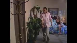 Kutt fucks a pikakoivaline blond koer tekitada, samal ajal kui tema sõpradega, vaadata järgmise tuba