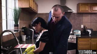 Bustyラティーナhousemaid雛が荒ゃ背後から