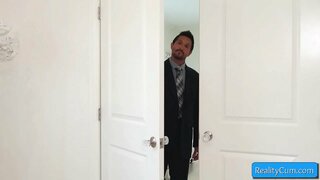 Цутие-тинејџер блондие чини диван бловјоб массивному белом члана и да јој се свиђа ово