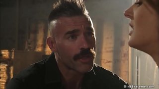 Майстар Чарльз Дэра хвошча пугай маленькую сисястую рабыню Зоі Спаркс з вехцем ў роце, а затым у позе свайщика трахал яе шапіках вялікім членам ў падзямелле.