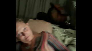 Зани кардааст бигирад, то дӯсти