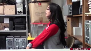 Latina shoplifts lan pejabat nggoleki dheweke.Kang ndadekake dheweke strip mudhun lan nedya dheweke menyang njupuk dheweke susu.Dheweke menehi marang bukkake lan banjur dhewek banging dheweke