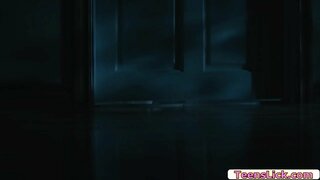 Getatoeëer tiener kry wakker en stadig gaan uit en ontmoet haar vriendin in die ander kamer.Na dat,het hulle begin soen mekaar passievol.Die volgende is,maak hulle hul nat skeleton en skakelaars om te 69 posisie.