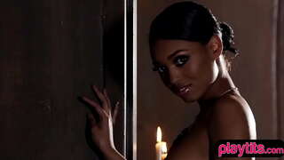 Sporty ireng bayek sensual striptease sesi