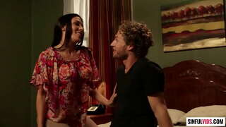 Horny donkerkop Rachel Starr suig hard stok in die 69 posisie voor kry gespuit met kom