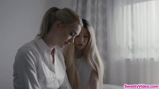 Жижиг дагуурын лесбиян өсвөр scissoring нь шаргал дотуур incharge