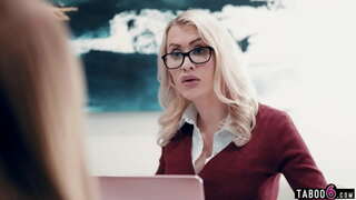 Kabataan stepdaughters ay nagkaroon ng ilang mga problema sa trabaho na may ang kanyang mga MILF boss