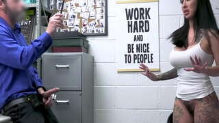 Shoplyfter लागू लिली सडक खण्ड लागि sucking cock