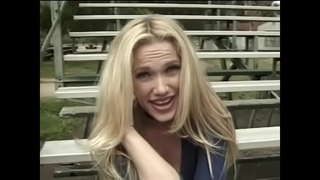 Horny melyn gyda gwallt hir wrth ei fodd i reidio ceiliog caled yn yr ystafell fyw