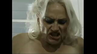 בוגר קאת 'י ג' ונס מקבל זיין את המטבח על ידי שני בחורים