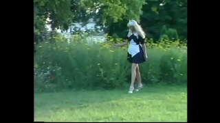 Lewd የታዘዘ እንደሚተገብረው ግምገማ blonde እንደ ትንሽ fucking በጣም አረንጓዴ ሣር