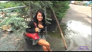 Nel nido d'infanzia, la troia si lascia scopare con piacere