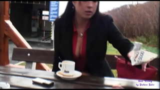 Varakova ing dalan restaurant ing goleki kanggo pelanggan kanggo jancok