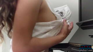 Centerfold pornstar Uma Jolie ostendit eam mirabile naturalis, corpus